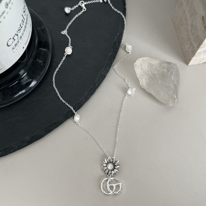 G*u*i necklaces